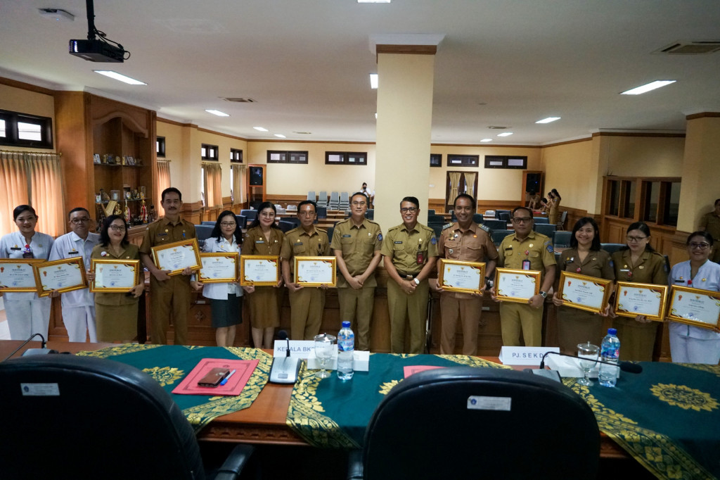 Pj. Sekda Serahkan Penghargaan Kepada PNS Berprestasi Tahun 2024